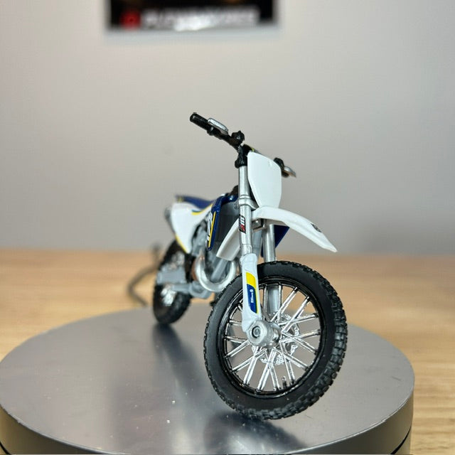 Maisto Toys 1:18 Husqvarna FC 450 Toy Model